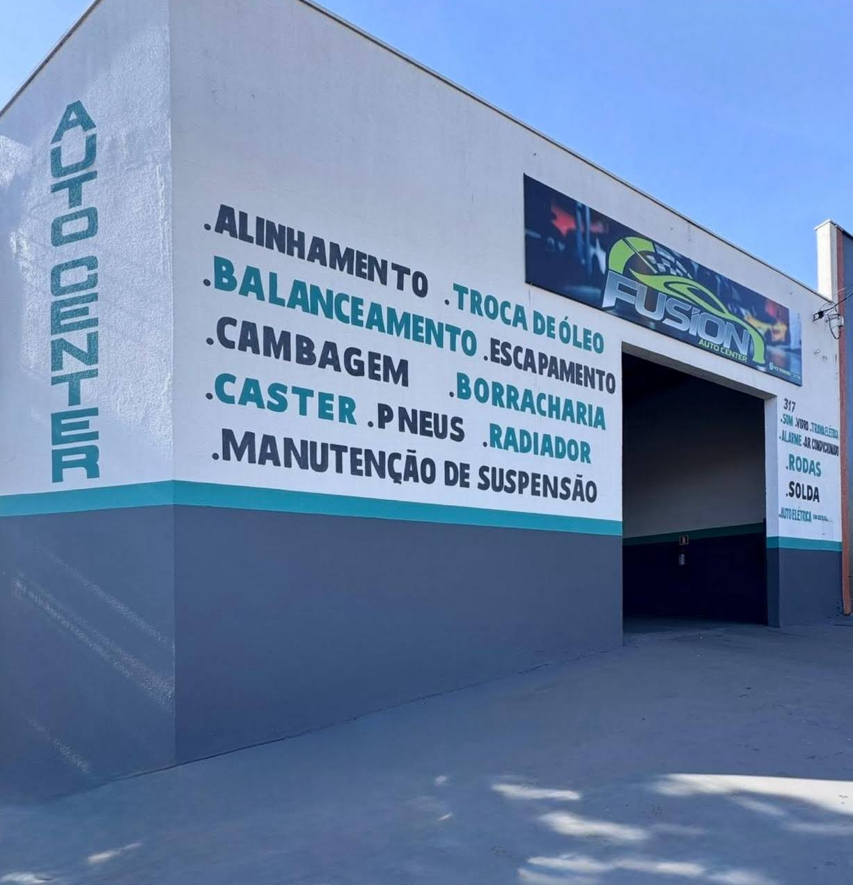 Fachada da Fusion Auto Center com lista de serviços